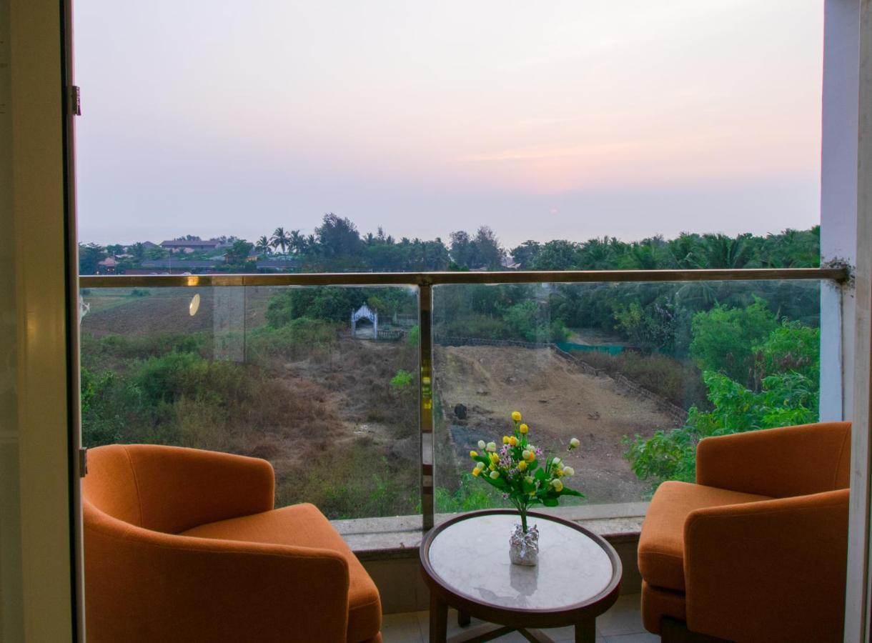 Octave Rococco Morjim Hotell Pernem Exteriör bild