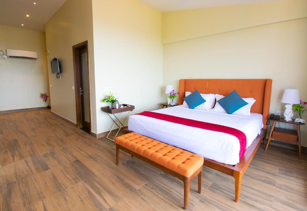 Octave Rococco Morjim Hotell Pernem Exteriör bild